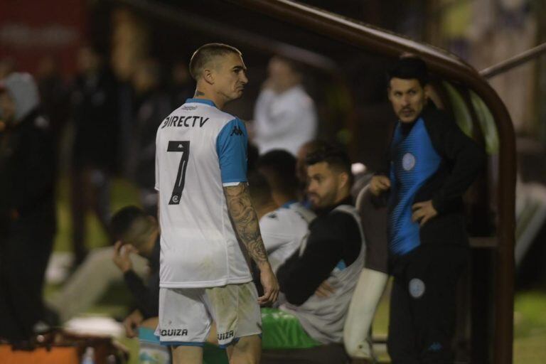 Roberto Tito Noir de Belgrano y el polémico gesto a los hinchas de Platense. (Federico López Claro)