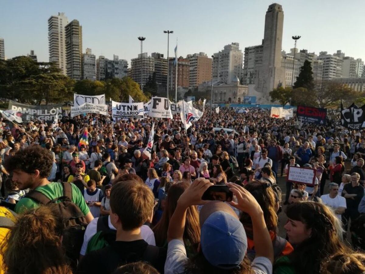 Docentes y estudiantes coparon el Monumento en defensa de la educación pública
