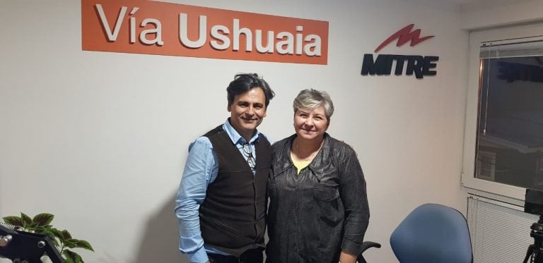 Alejandro Giles, en estudios de Vía Ushuaia Radio