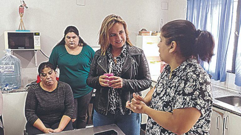 La intendenta Prunotto visita uno de los tantos talleres de capacitación que se ofrecen en su ciudad.