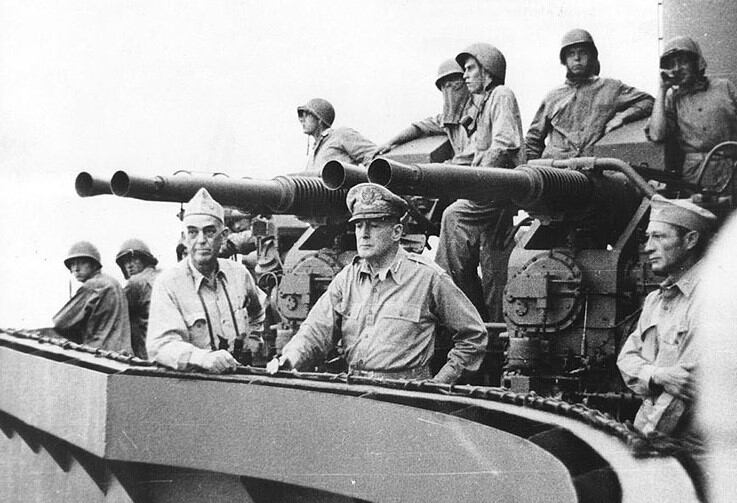 El general estadounidense Douglas MacArthur, embarcado en el USS Phoenix, en 1944, durante la Segunda Guerra Mundial. El barco es exactamente el mismo que la Armada Argentina adquiriría con los años y que bautizaría Crucero ARA General Belgrano.