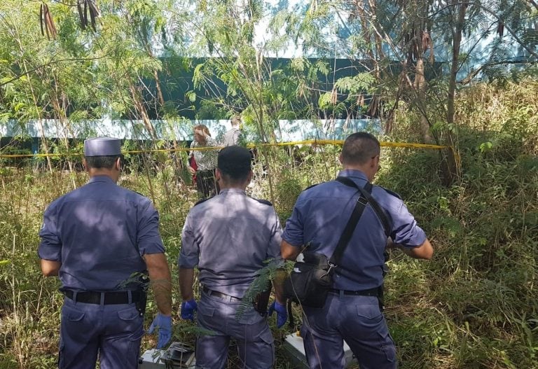 Un joven fue demorado en el lugar y más tarde los familiares reconocieron el cadaver de la adolescente