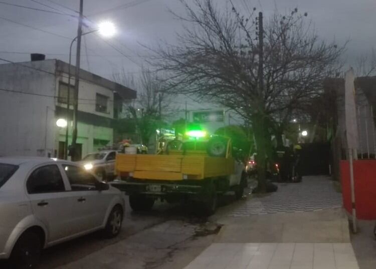 Bomberos trabajando en el lugar del accidente