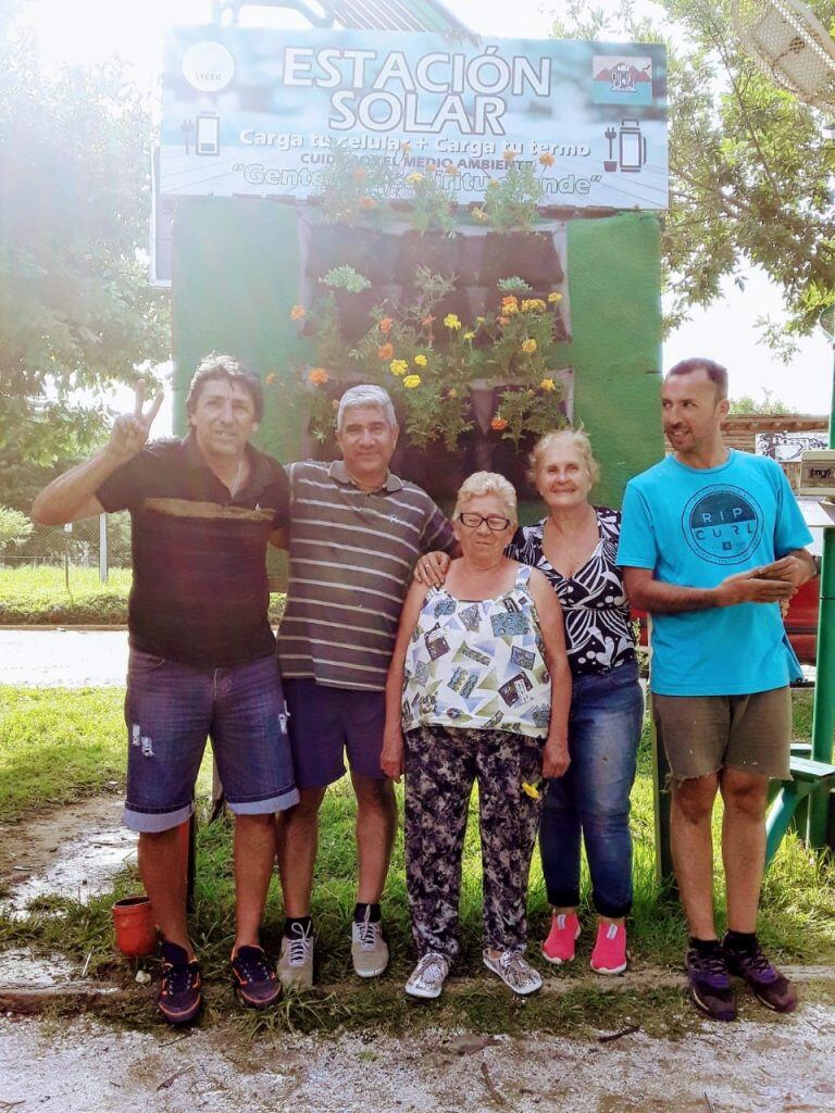 Héctor Cuello junto a vecinos de San Antonio de Arredondo.