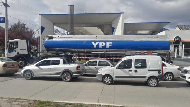 filas de autos por falta de combustible en Esquel\u002E