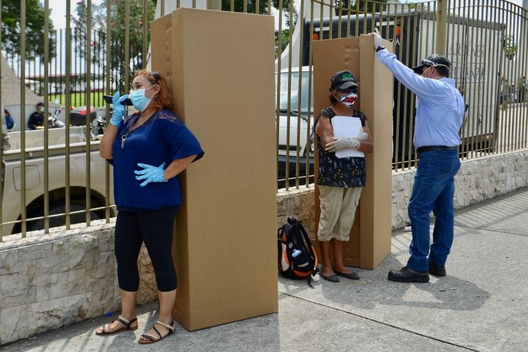 QUI01. GUAYAQUIL (ECUADOR), 06/04/2020.- Ciudadanos esperan a las puertas del cementerio Jardines de la Esperanza para ingresar a enterrar el cuerpo de un familiar, este lunes en Guayaquil (Ecuador). El número de contagiados en Ecuador por el COVID-19 se elevó este lunes a 3.747 casos, un centenar más que el día anterior, informaron las autoridades en su último reporte, que coincide con el cierre de la tercera semana de aislamiento de la población a escala nacional. En la Provincia de Guayas (suroeste), y su capital Guayaquil, se concentra en este momento el 67,6 por ciento de los contagios. EFE/Marcos Pin