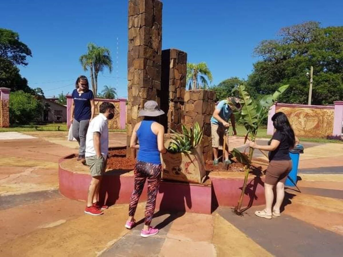 Jóvenes trabajaron para poner en valor la Plaza de la Identidad de Puerto Iguazú