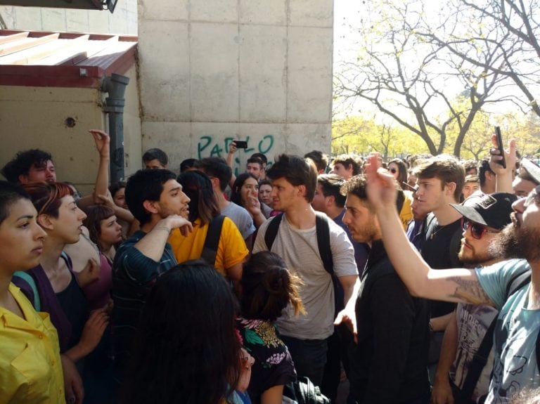 Momentos tensos se vivieron en la Facultad de Arquitectura de la UNC.