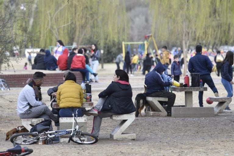 Reuniones de hasta 10 personas y al aire libre, lo permitido. Por ejemplo en el Parque Sarmiento.