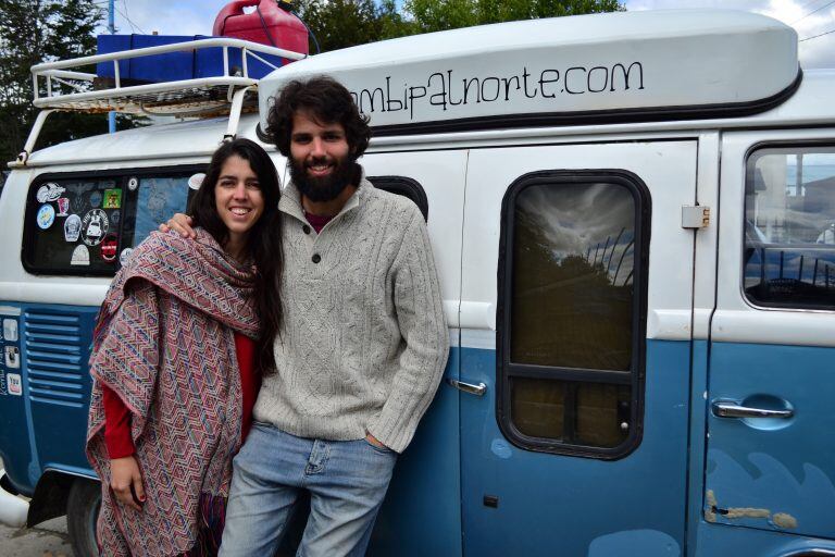 Lucila "Lola"  Munilla y Nicolás "Nico" Poggi con su Kombi pa'l Norte.