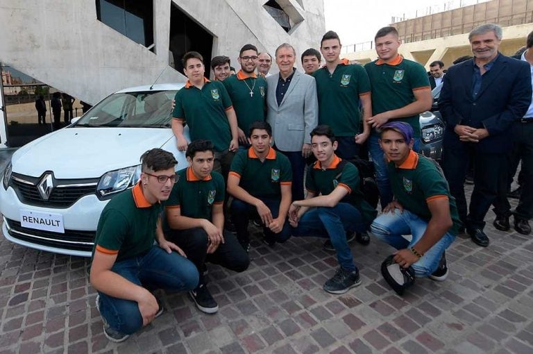 Renault donará 36 vehículos para prácticas en taller de escuelas técnicas.