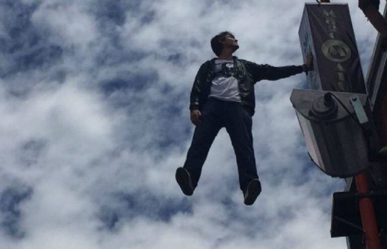 Mago Matus levitando por las calles carlospacenses, una de sus primeros desafíos.