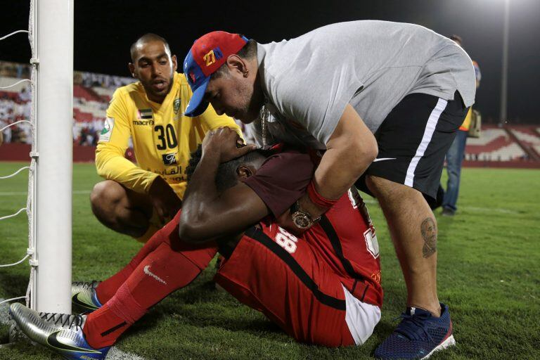 Diego Maradona consoló a sus jugadores tras el empate. Foto: REUTER.