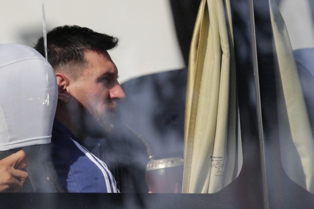 A Messi le cantaron "feliz cumple" en la concentración y lo escuchó con Antonela en la falda