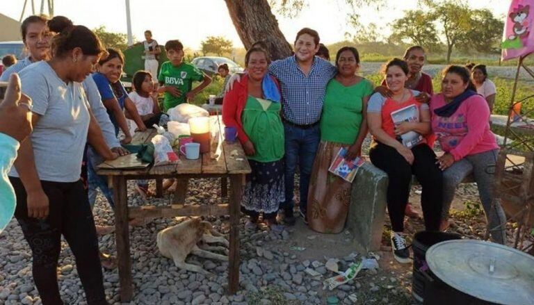 Agua en la comunidad de Algarrobal (El Tribuno)