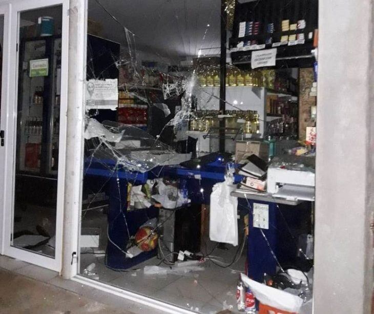 Rotura de vidrieras en un local de la Avenida Urquiza de Posadas, donde los ladrones ingresaron, rompieron elementos y robaron mercadería. (MisionesOnline(