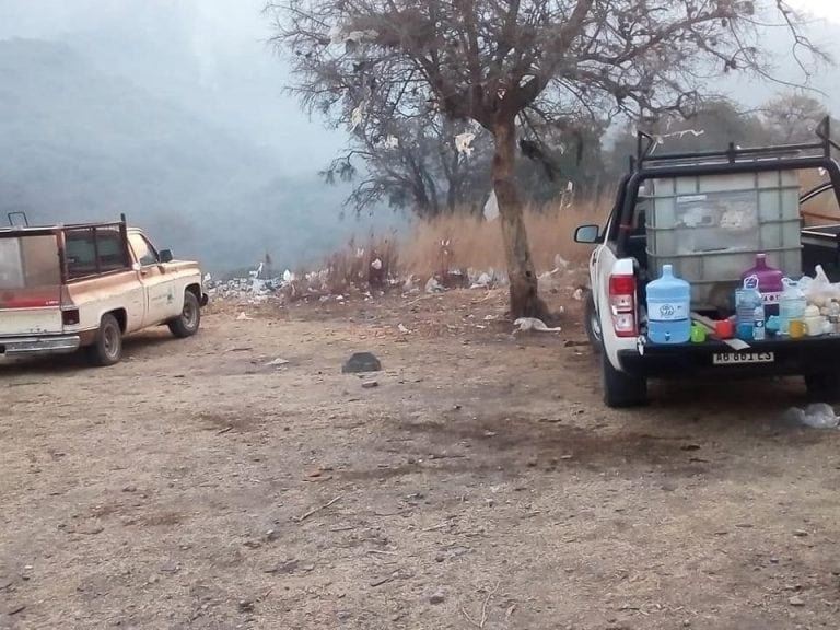 Trabajo mancomunado para evitar el avance de las llamas hacia la población de casa Grande. (Foto: Facebook / Comuna de Casa Grande).