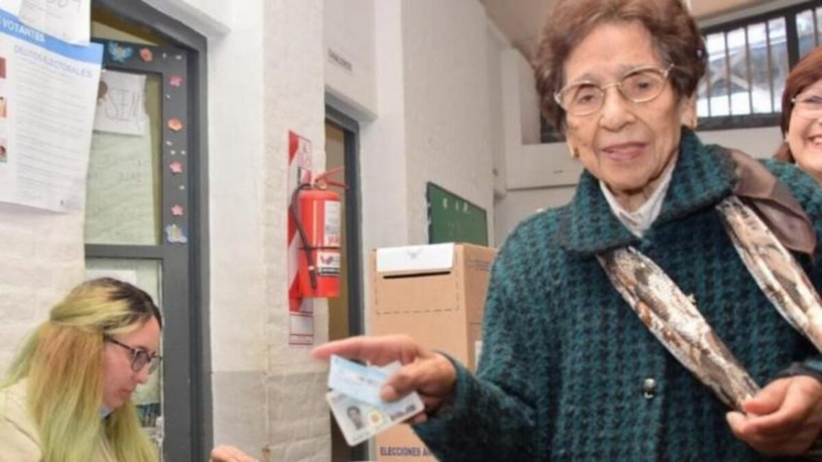 Tiene 100 años y fue a votar: "Me siento más joven", bromeó al salir