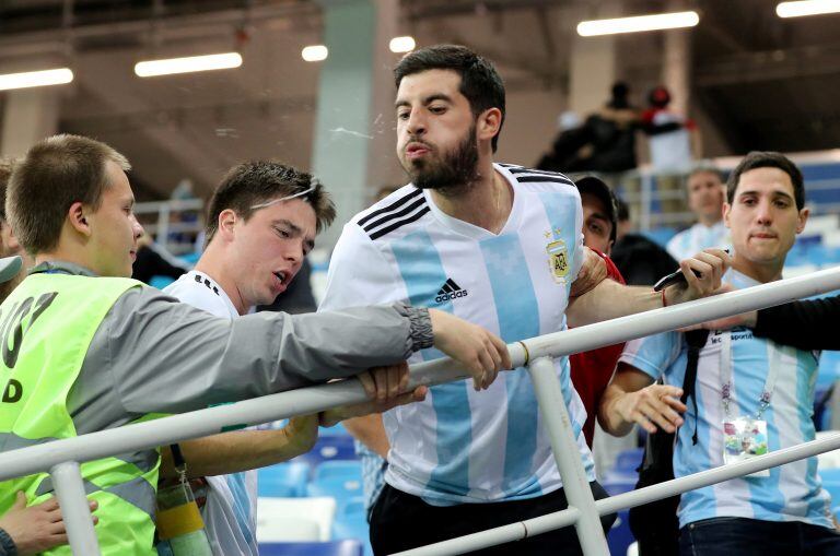 Un hincha argentino escupe a simpatizantes croatas en Nizhny Novgorod. REUTERS/Ivan Alvarado