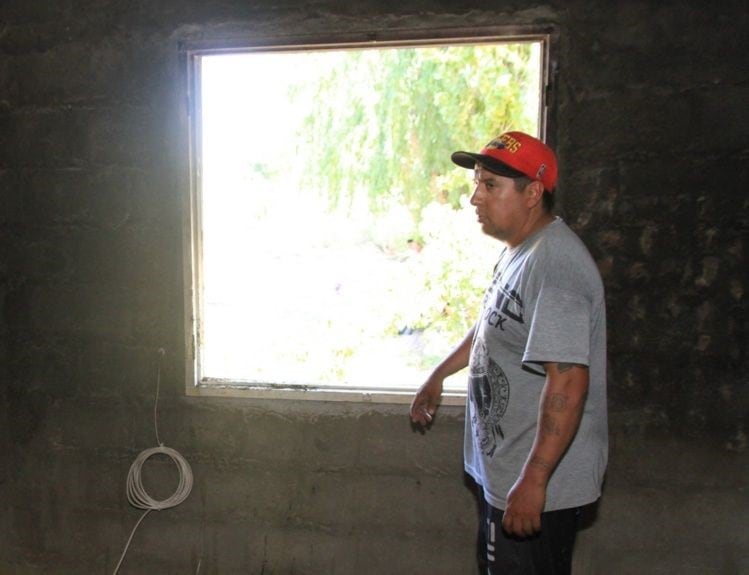 La familia encontró una ventana rota con una piedra y creen que por ahí iniciaron el fuego.