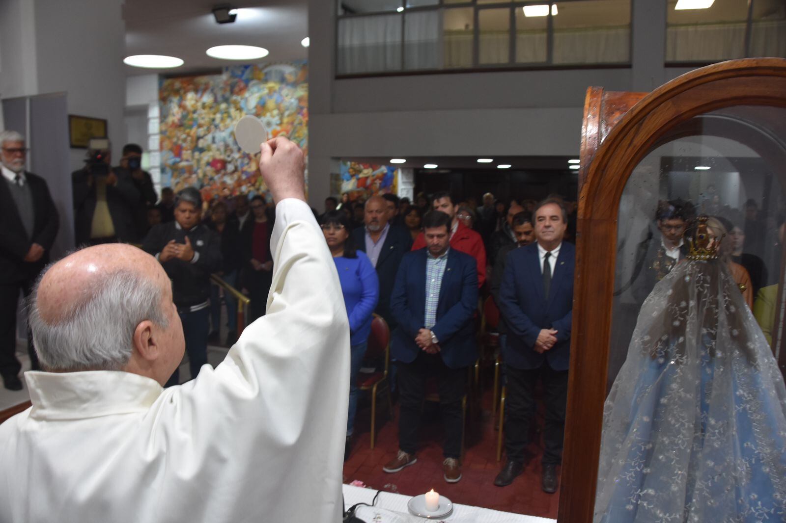 La oración es una forma de "estar unidos a Dios, tanto en las alegrías como en los momentos difíciles", dijo el obispo Fernández.