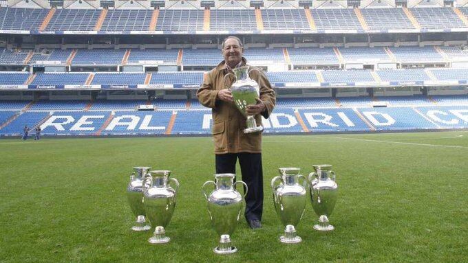 Una foto más actual de Paco Gento, posando con las seis Copas de Europa que consiguió en su historia junto al Real Madrid.