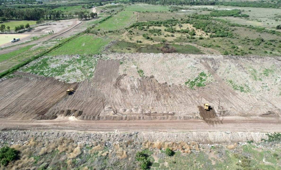 Remueven 13.000 metros cúbicos de tierra para cerrar un basural y transformarlo en un parque.