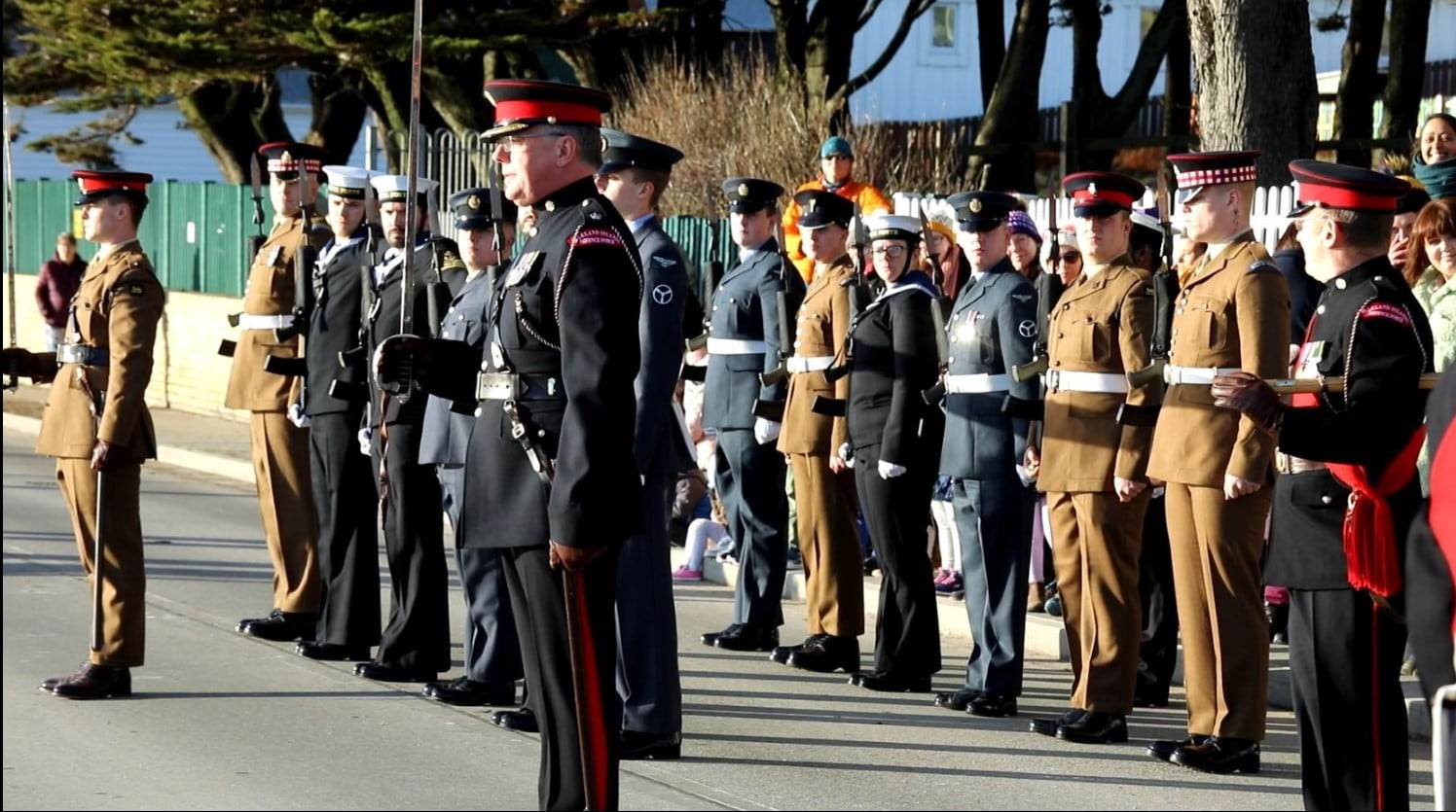 Malvinas: cambio de autoridades - Tropas de milicianos y militares desplegado en Malvinas realizaron un desfile de despedida.