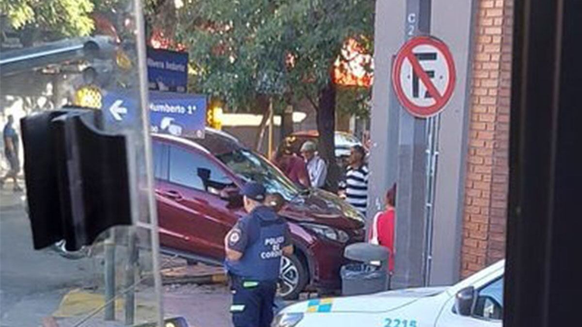 El rodado se incrustó en un comercio.