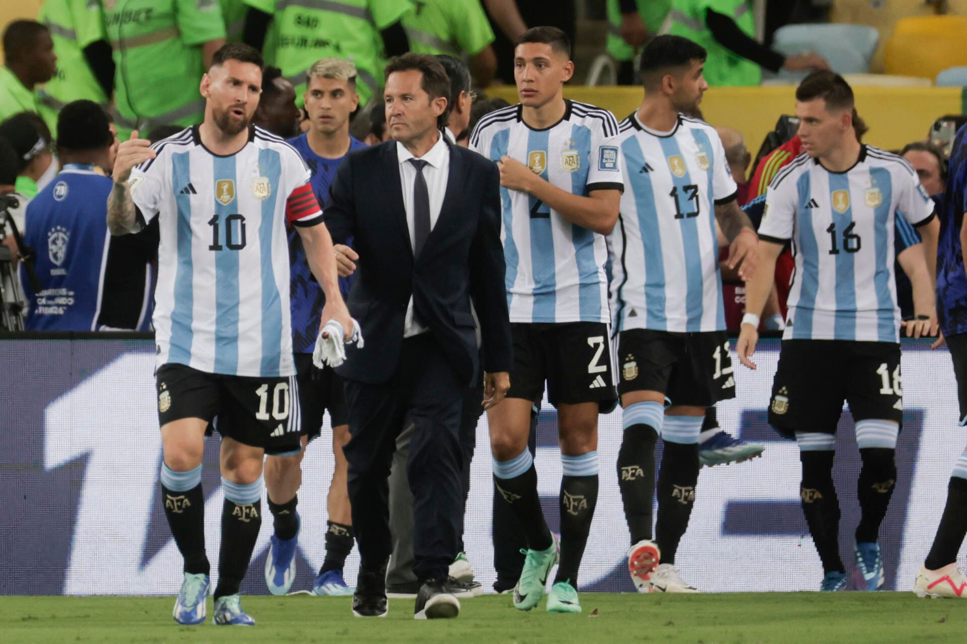 Lionel Messi ordenó salir del campo hasta que hubiera correctas condiciones. EFE/ Antonio Lacerda
