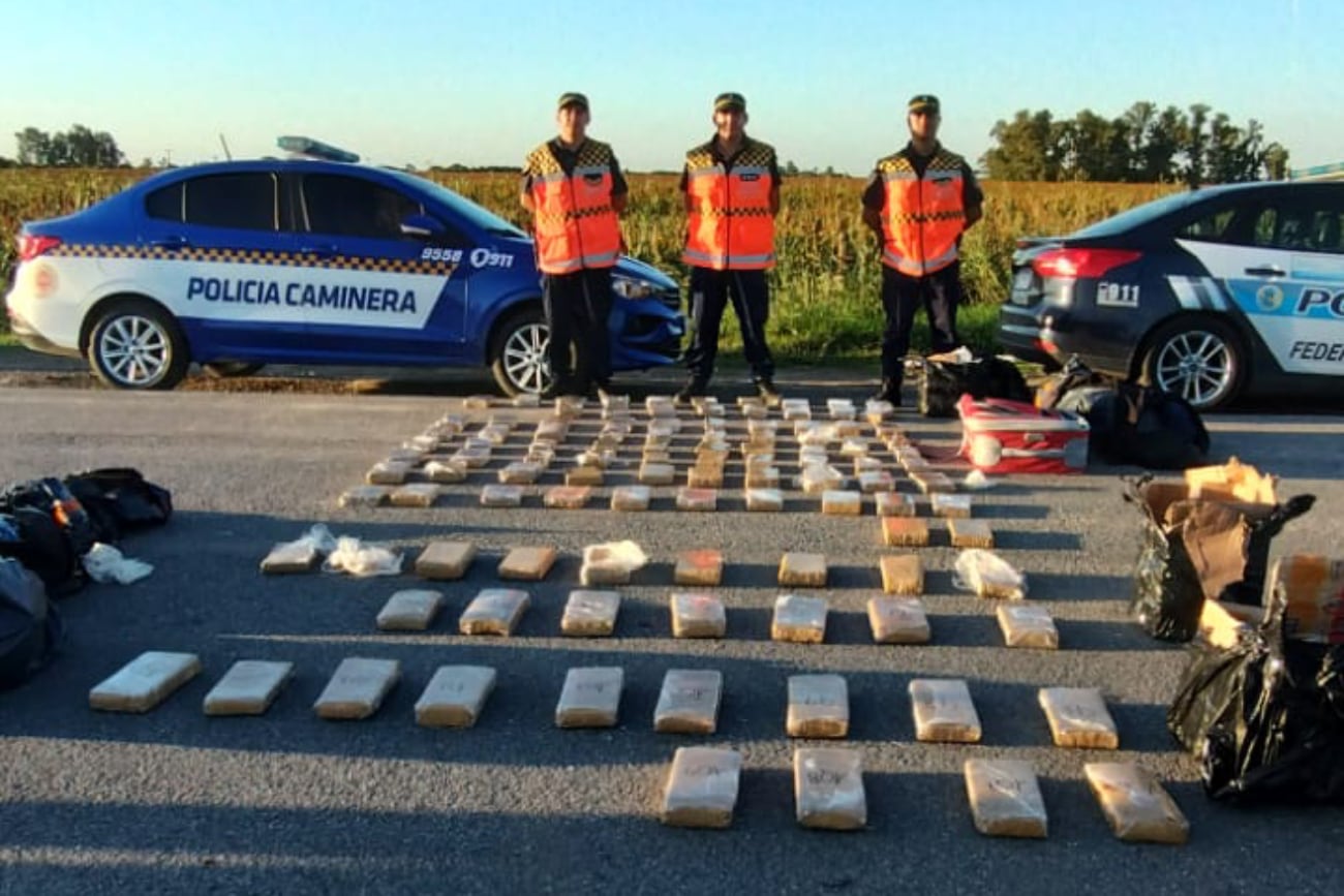 Policías de la Caminera y de la Federal custodian los poco más de 99 kilos de marihuana. (Policía)