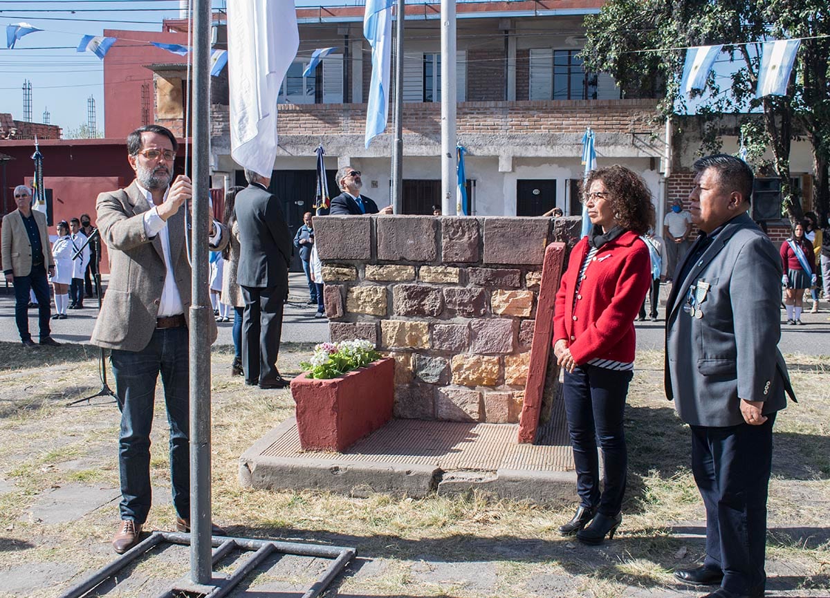 El concejal Aguiar fue invitado a izar la Bandera de la Libertad Civil, en la ceremonia conmemorativa del barrio "17 de Agosto".