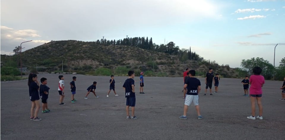 Los chicos del barrio La favorita encaminados hacia la cima del cerro de la Gloria.