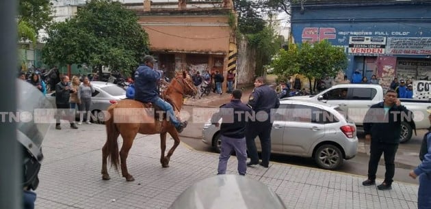 Manifestantes habrían intentado entrar a la Casa de Gobierno de Chaco a caballo.