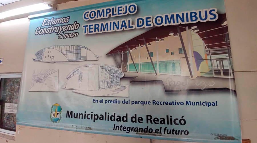 En el hall central, un banner con el anuncio de la construcción del nuevo edificio 