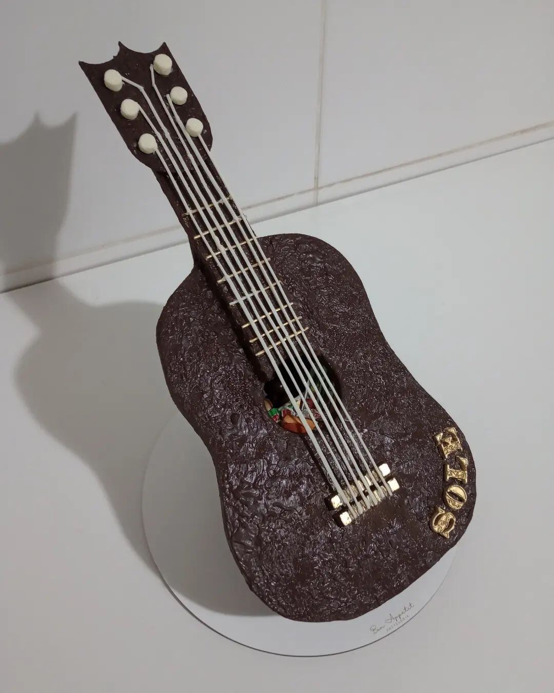 La guitarra de Pascua es comestible desde el clavijero hasta las cuerdas.