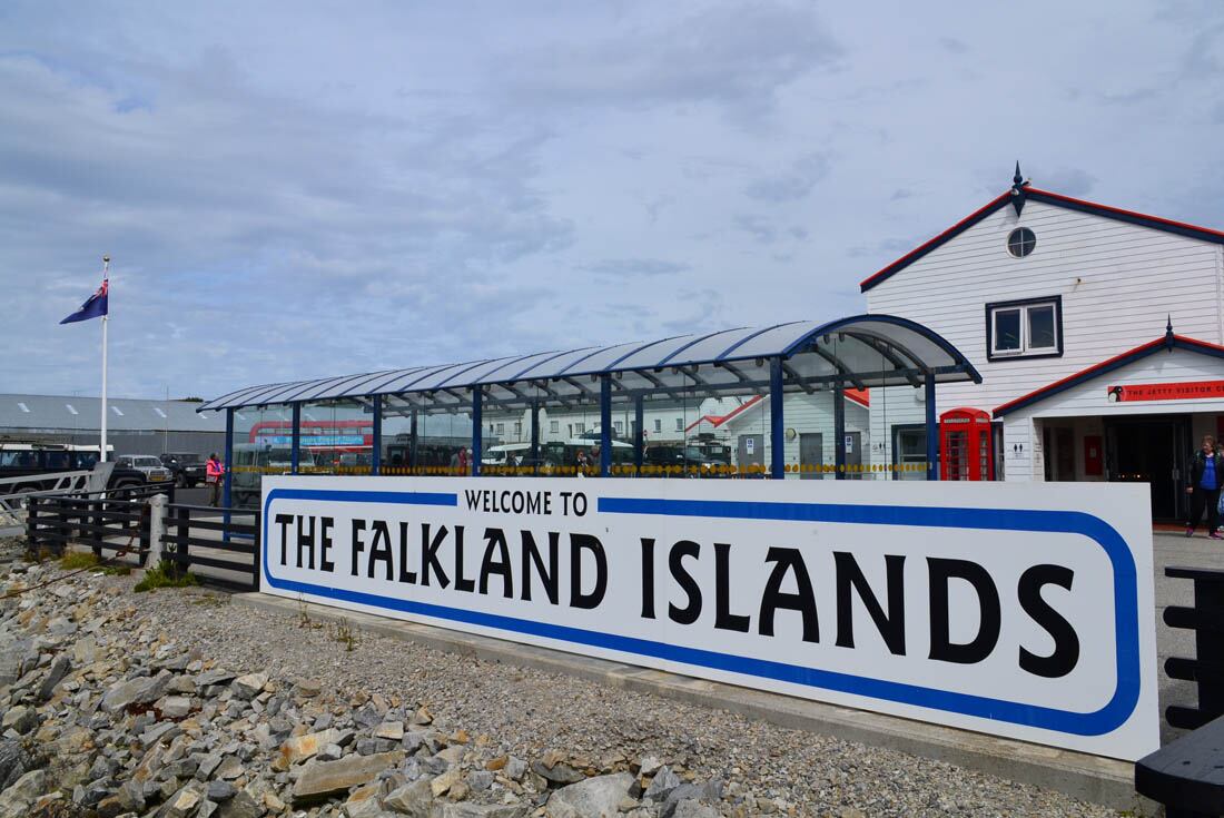 Un cartel en inglés en Puerto Argentino da la bienvenida a las Islas Malvinas.