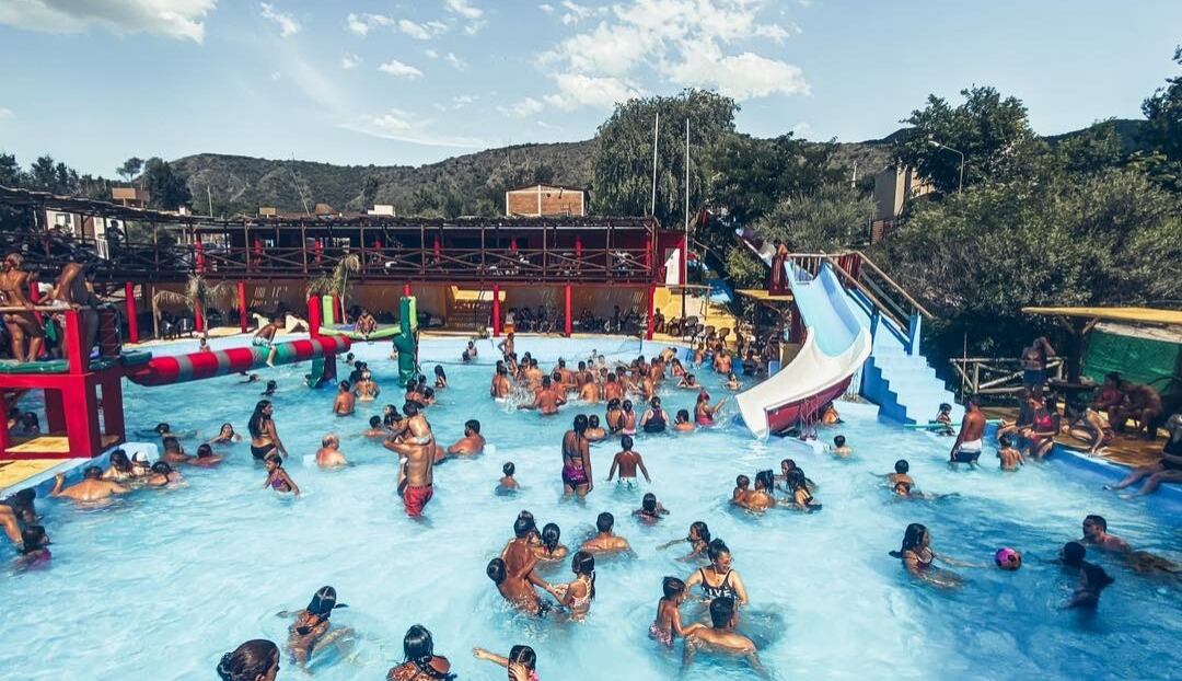 El lugar cuenta con dos toboganes y un amplio espacio para los más pequeños.