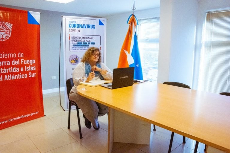 Sonia Castiglione Ministra de Producción y Ambiente de Tierra del Fuego, reunida con su par de Nación.