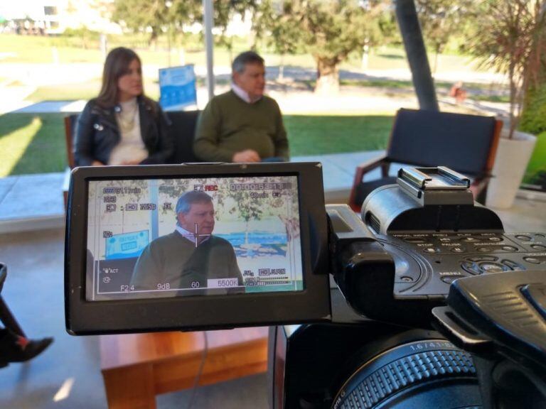 Más de 40 minutos duró la conferencia de prensa del gobernador, realizada en el Parque de la Democracia.