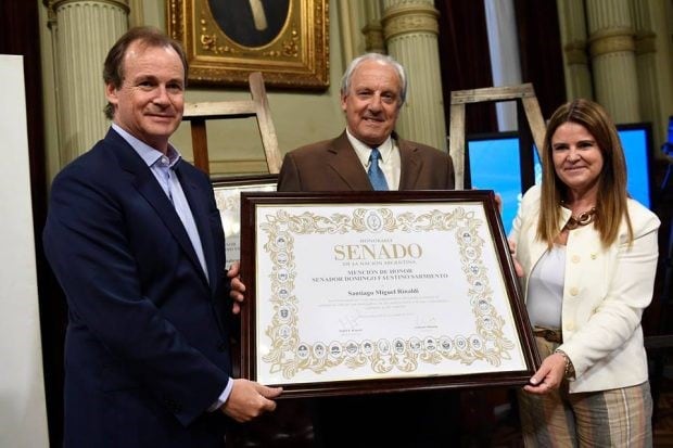 Rinaldi recibe el reconocimiento del Senado Nacional en 2018.