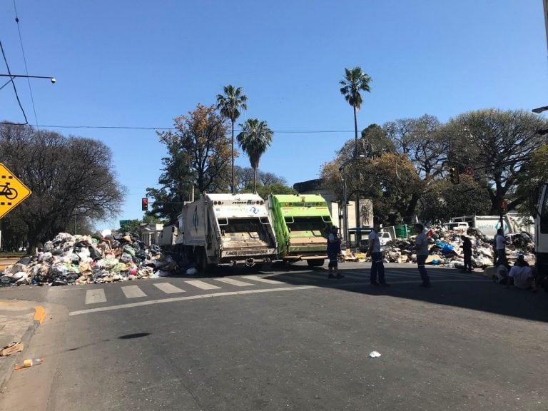 Protesta de recolectores de residuos frente a la Secretaría de Ambiente y Espacio Público ocurrió el 9 de octubre de 2017. (@MumiYadanza)