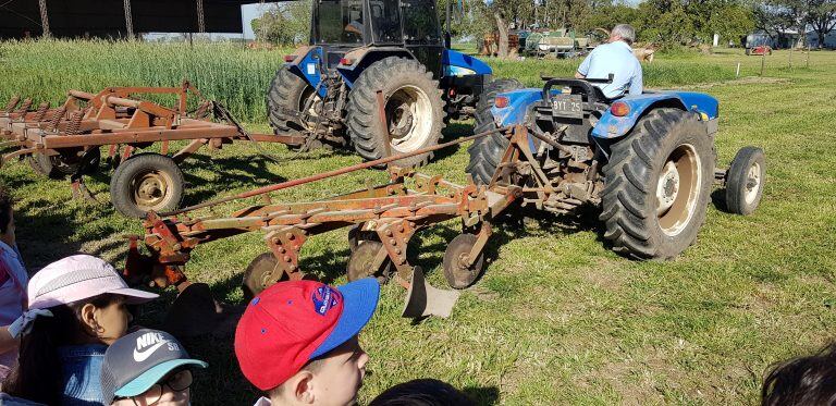 A los niños se les enseña la diferencia entre la siembra tradicional y la directa (Prensa INTA Rafaela)