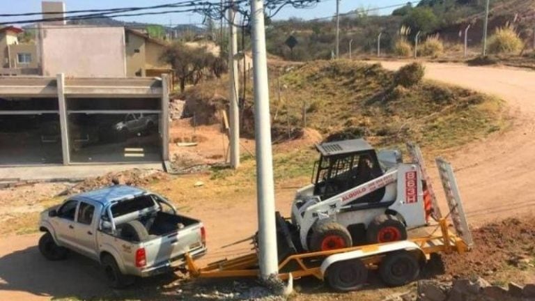 Chocó contra un poste de luz y casi desata una tragedia.