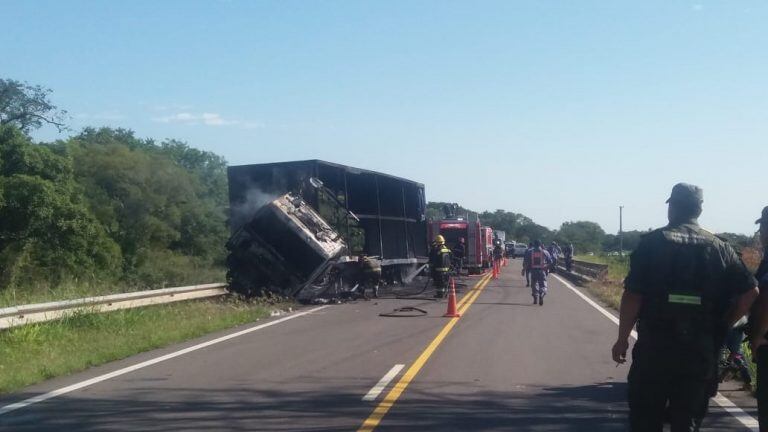 El conductor del transporte pudo escapar y resulto ileso