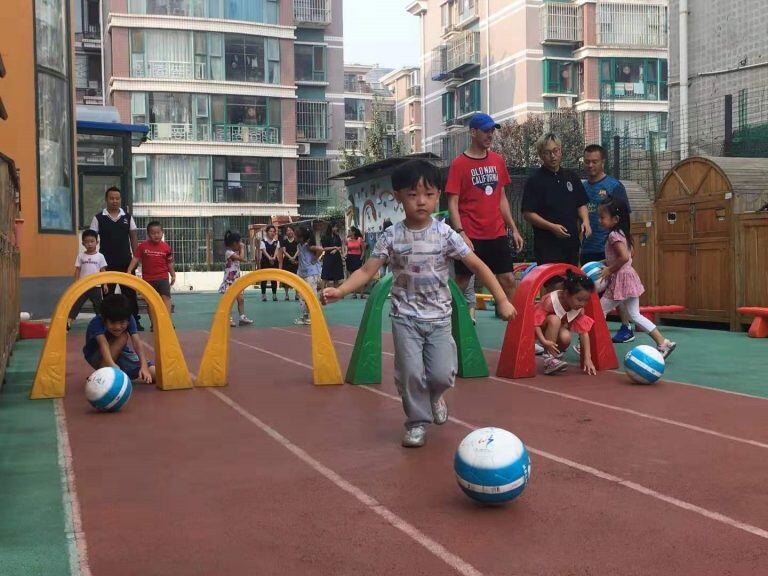 Una de las primeras actividades fue la iniciación en el fútbol, un deporte en donde hay interés, pero es casi desconocido allí. (Prensa Municipalidad de Rafaela)