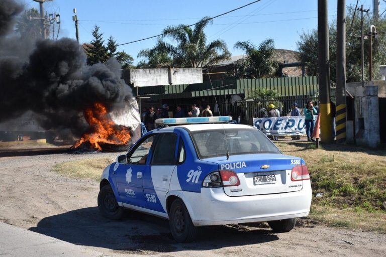 Medida de fuerza con quema de cubiertas en el ingreso a la planta IDM.