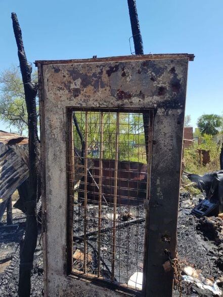 Dramático testimonio. La puerta quedó en pie, y puede notarse el candado puesto del lado de afuera. (Diario Norte)