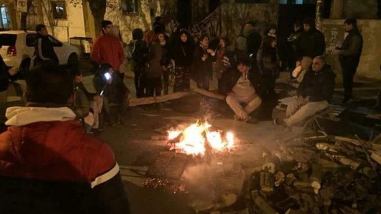 Lo toma del edificio reúne a un nutrido grupo de trabajadores.