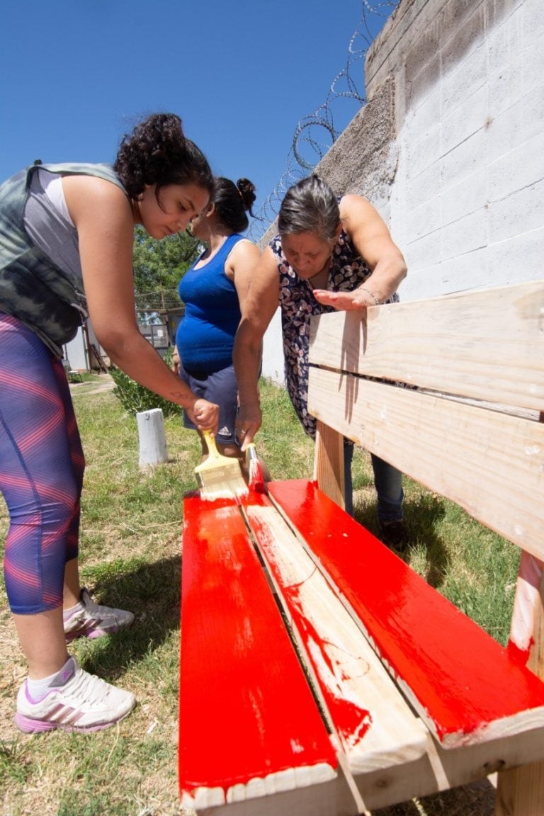 Las mujeres pintaron los bancos. Fotos: Gobierno de Mendoza.